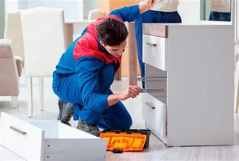 handyman ensamblando un mueble.